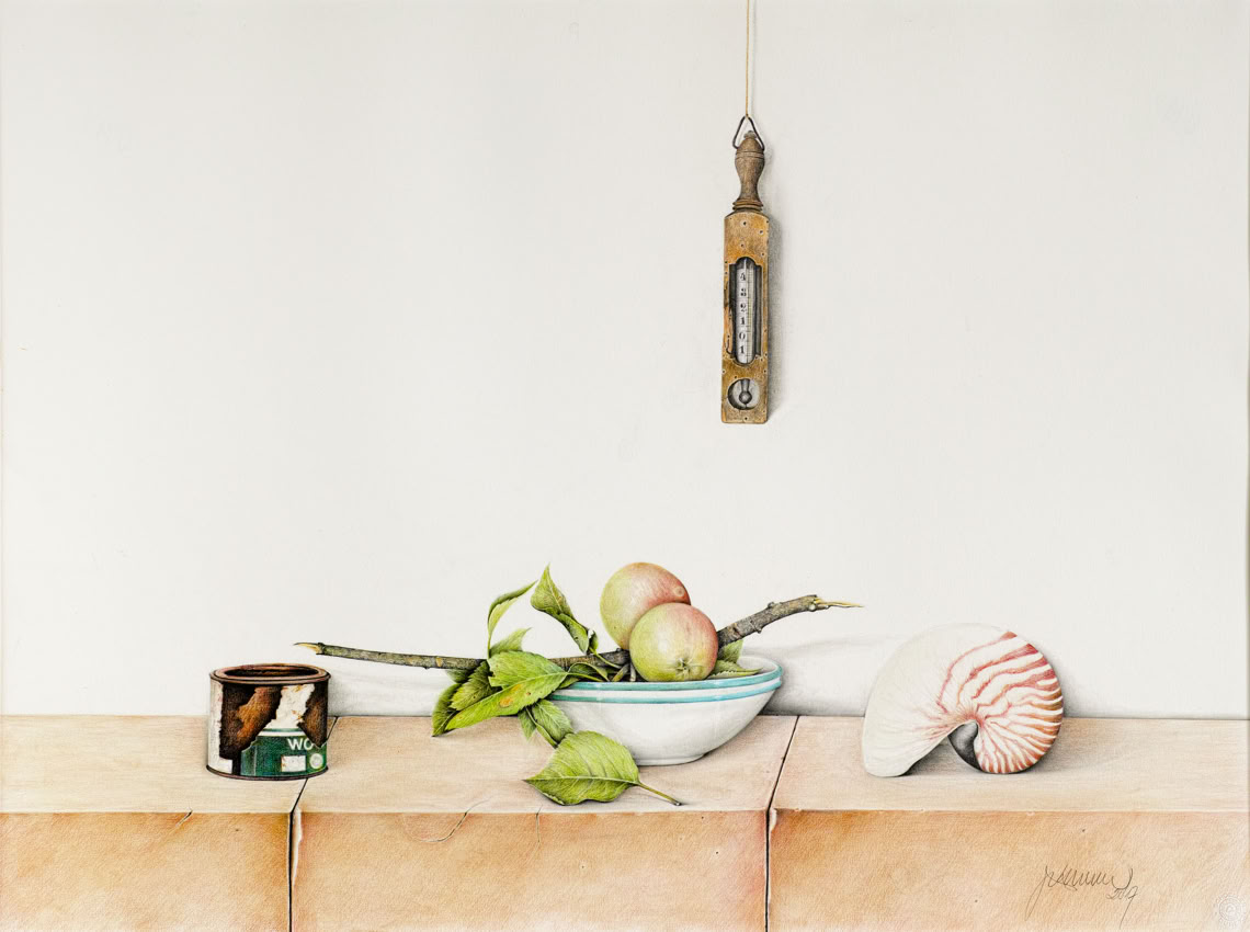 Stillleben mit einer Schale voller Äpfel und Blättern, einer Muschel, einem kleinen Holzkasten und einem hängenden Holzobjekt an der Wand.