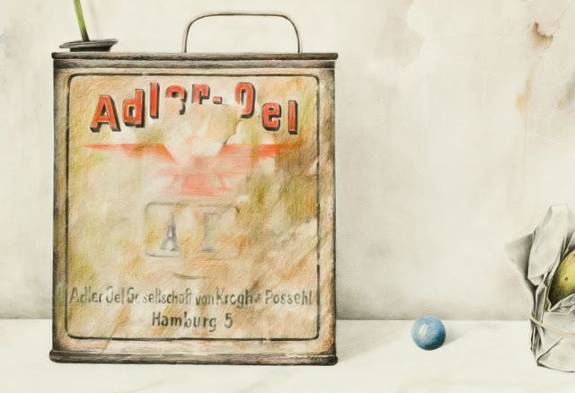 Ein alter Metallkanister mit der Aufschrift "Adler-Oel" steht auf einer Oberfläche, daneben eine blaue Kugel und ein zerknülltes Papier mit einer Birne darin.