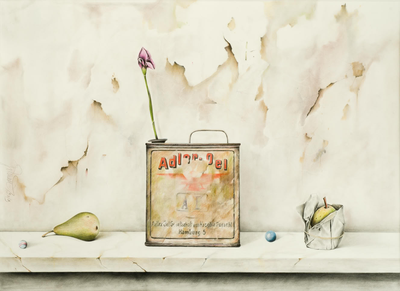 Ein alter Metallkanister mit einer Blume darin, eine Birne, ein zerknülltes Papier mit einer Birne und eine kleine blaue Kugel auf einer weißen Oberfläche vor einer abgenutzten Wand.