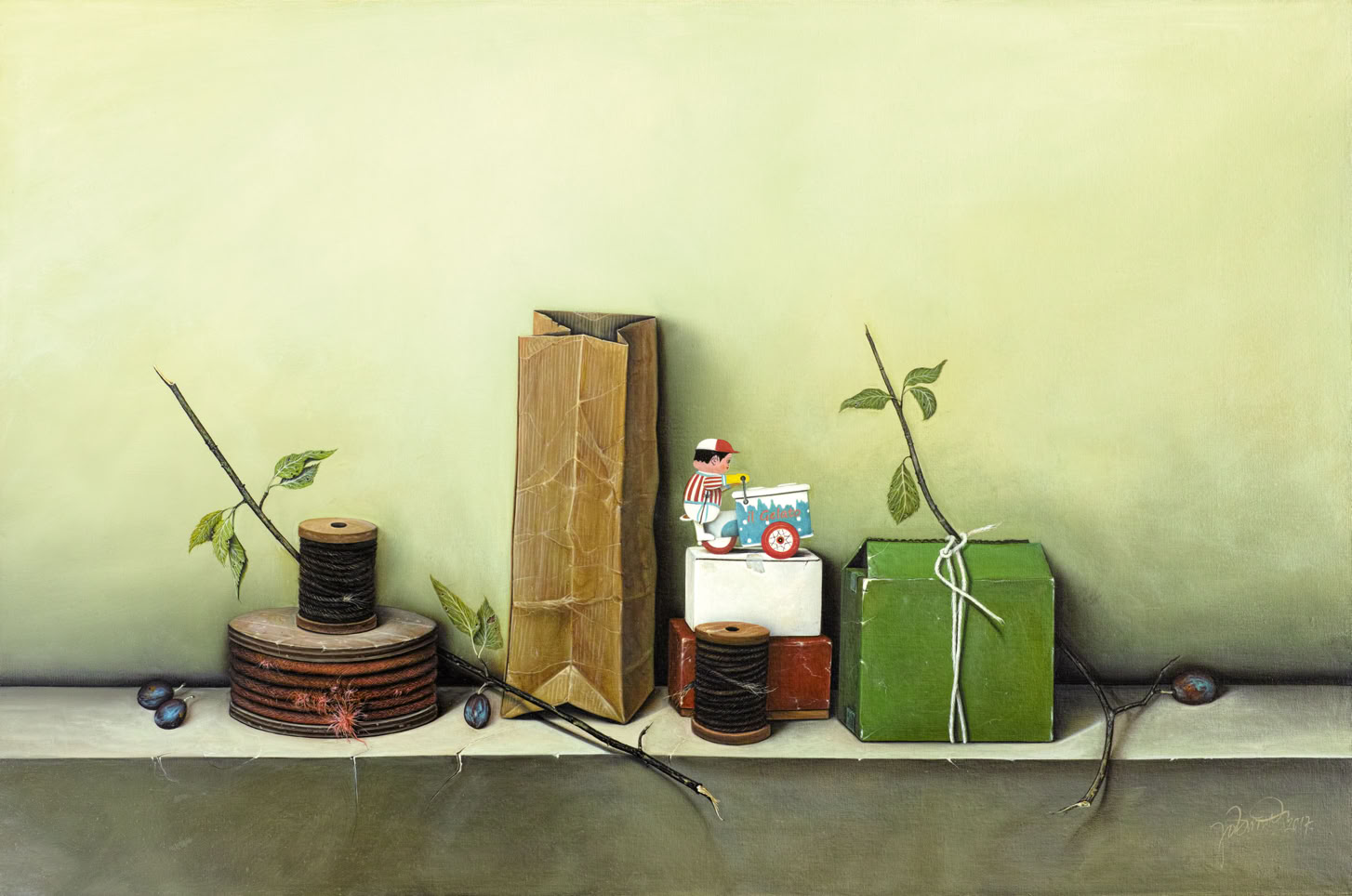 Stillleben mit verschiedenen Gegenständen, darunter eine braune Papiertüte, eine grüne Schachtel, eine Dose, eine Schere und Zweige mit Blättern, auf einer Oberfläche vor einem hellgrünen Hintergrund.